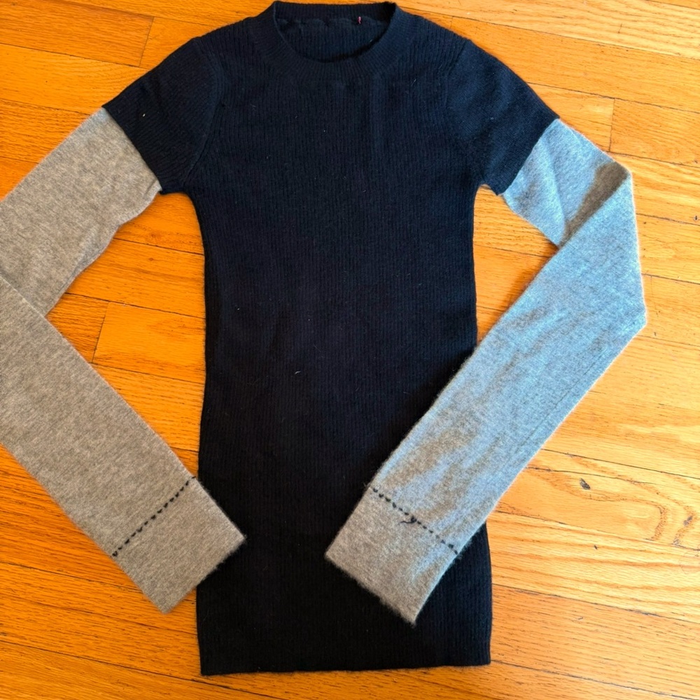Chic Black and Gray Long Sleeve Sweater xs